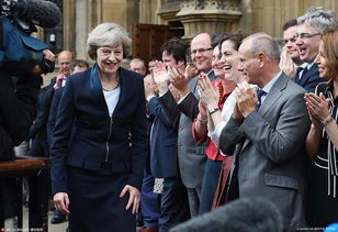 特里莎 梅将出任英国首相 与丈夫兴奋秀恩爱 