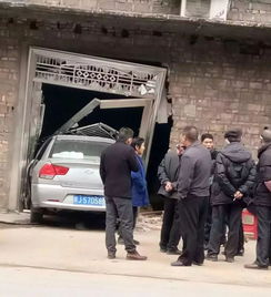 萍乡 这司机开车技术真 厉害 ,直接将车冲进别人家里,大门被撞的破烂不堪