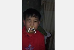 小男孩去网吧抽烟被家长发现后,惨遭花式教育