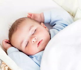 宝宝不敢睡觉害怕做梦,家长应该给宝宝创造一个安静的睡眠环境，把电视、游戏机等容易让宝宝兴奋的物品远离宝宝的房间，让宝宝在安静的环境中入睡
