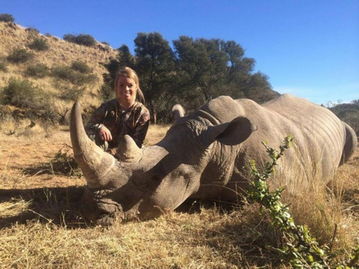 美国一女子打死狮子大象犀牛 晒与尸体合影照 