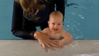 5个月的宝宝第一次下水游泳,入水后宝宝的反应,家人都看愣了 