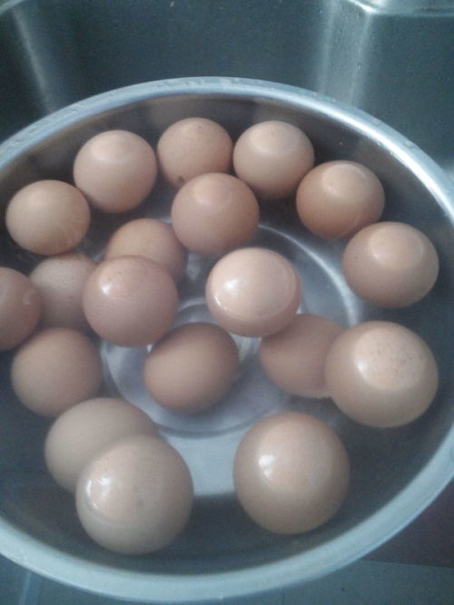 生鸡蛋多久过期 打出来的鸡蛋蛋清都不粘稠了变得水状,闻着还有一种淡的臭鸡蛋味,还能吃吗 