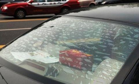 对于汽车贴膜,为什么前挡风玻璃不建议贴膜