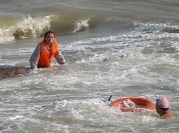 厦门两游客被困礁石 冬泳者冒死相救