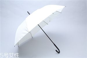 太阳伞什么颜色防晒 太阳伞黑胶在里面好还是在外面好 太阳伞可以当雨伞用吗 5号网 