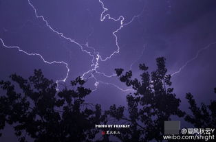 北京昨夜雷雨 天空被闪电 劈 开 