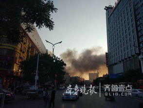 山东潍坊一灯具城附近发生大火 浓烟高约数十米 
