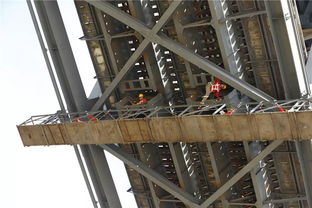 守护长江大桥 桥梁工每天用小锤敲每一枚螺栓,确认有无问题