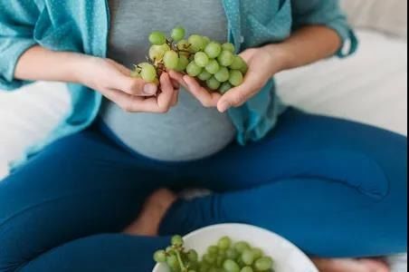 原创怀孕期间多吃葡萄，宝宝的眼睛真的会变大吗？营养师给你揭晓真相