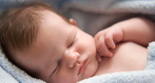 爆 宝宝睡觉的时候喜欢搂着睡,父母该怎么培养宝宝自己入睡 