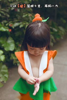 Маленькая девочка маскируется фигурами китайского мультфильма