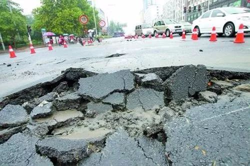 路面塌陷频发 城市的路要让人安心行走