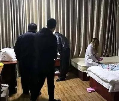 男女自愿同住酒店,警察查房会被抓吗吗(男女自愿同住酒店，警察查房会被抓吗)