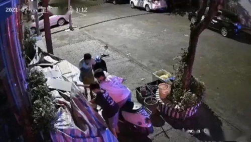 三名年轻男子大半夜不睡觉,骑着两辆电车专来偷瓜