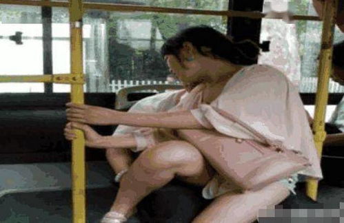 女子和男子在公交车上争抢座位,女子随后的行为,让人大开眼界