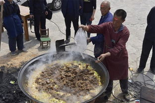 河南农村厨师做大锅菜,炒菜用上大铁锹,有人嫌弃有人爱