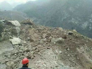 四川山体滑坡5车辆被埋 救护队携生命探测仪入场 