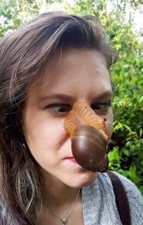 国外女科学家喜欢把昆虫放在脸上,原来她是为了这个原因