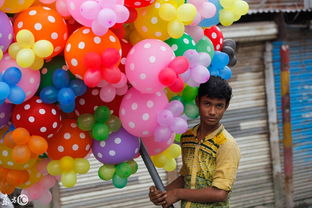 孟加拉 街头卖气球的小贩,但愿他的生活如同气球缤纷 