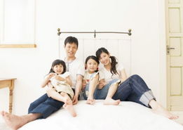 幸福的家庭图片 家庭婚姻图 坐床上 合影 家装,家庭婚姻,幸福的家庭 